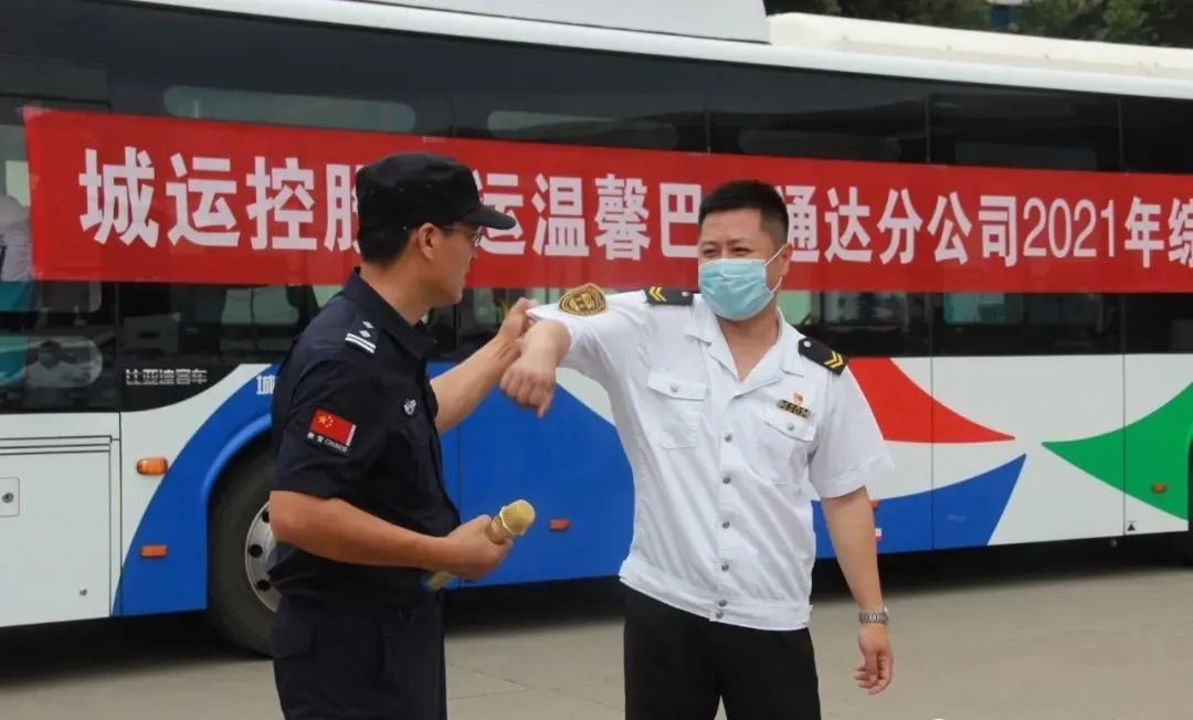 逼真場面猶如警匪片，青島溫馨巴士防恐消防實戰(zhàn)演練(圖2)