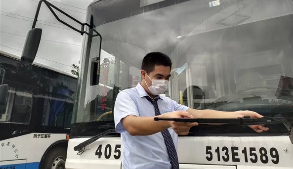 武漢公交多舉措應(yīng)對(duì)強(qiáng)降雨天氣，保障市民安全出行(圖3)