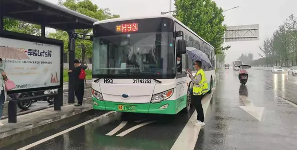 武漢公交多舉措應(yīng)對(duì)強(qiáng)降雨天氣，保障市民安全出行(圖4)