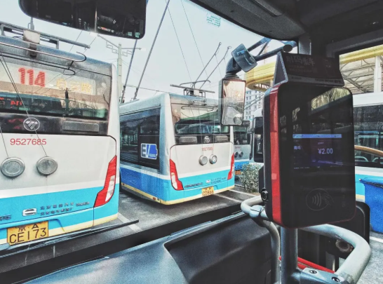 保障開學季 北京公交集團提前早高峰運營 日均加車4000余次(圖1)