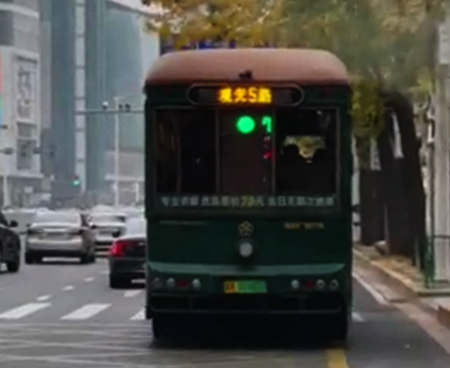 車尾“預(yù)報”前方路口紅綠燈？真的！ 這輛公交車變身“移動交通信號燈”(圖1)