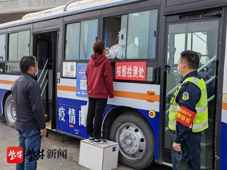 好辦法！“退役”公交車變身疫情防控“值班室”(圖1)