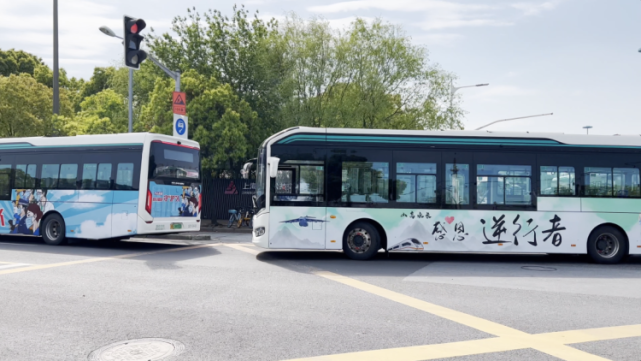 上海100多輛公交車首次推出抗疫海報，將這座城市的感念和心愿載于公交車身！(圖2)